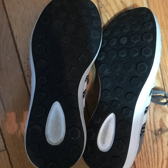 Tennis shoes - Picture 2 of 3